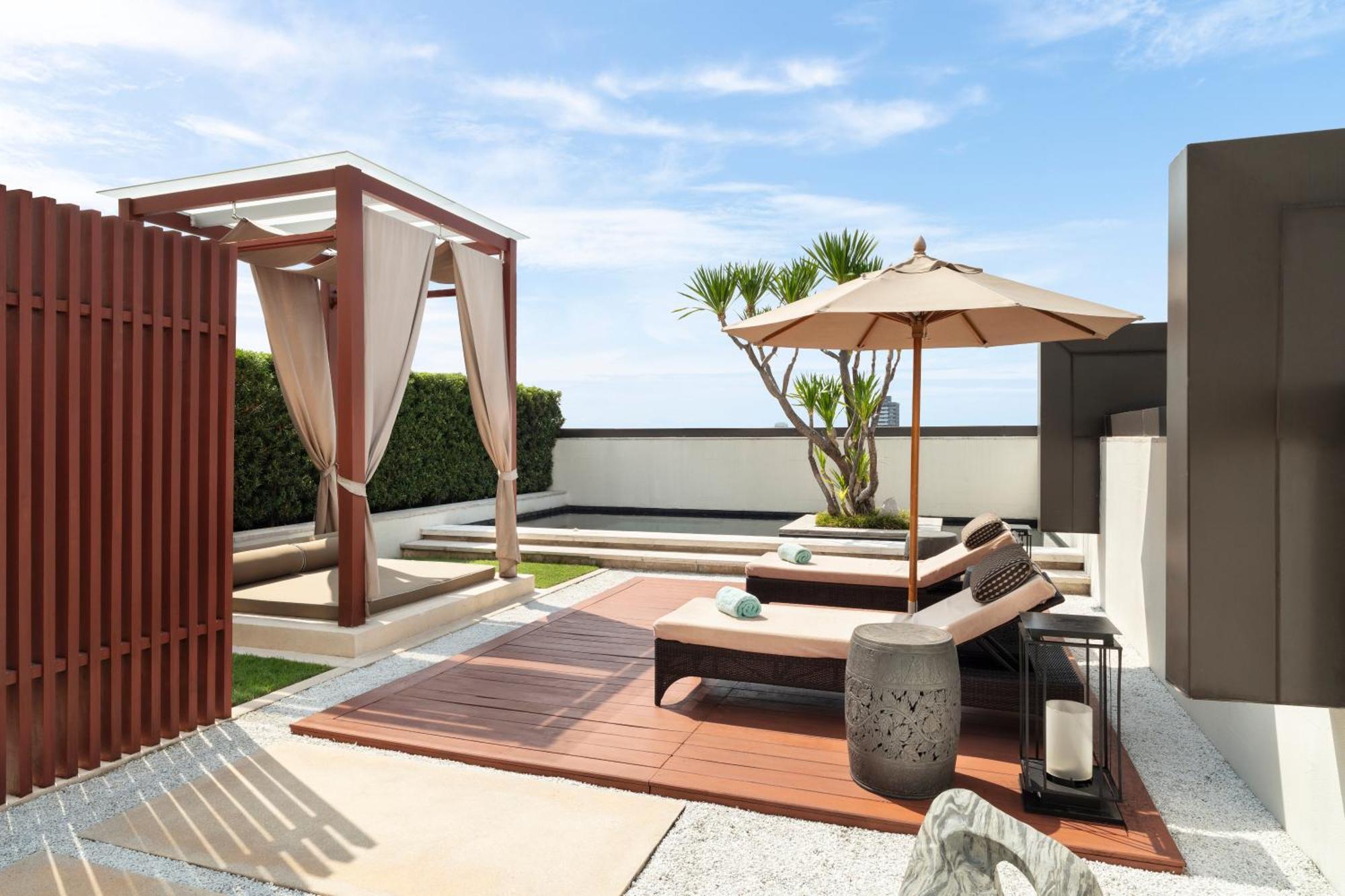 Siam Kempinski Hotel Bangkok Exterior photo Rooftop garden