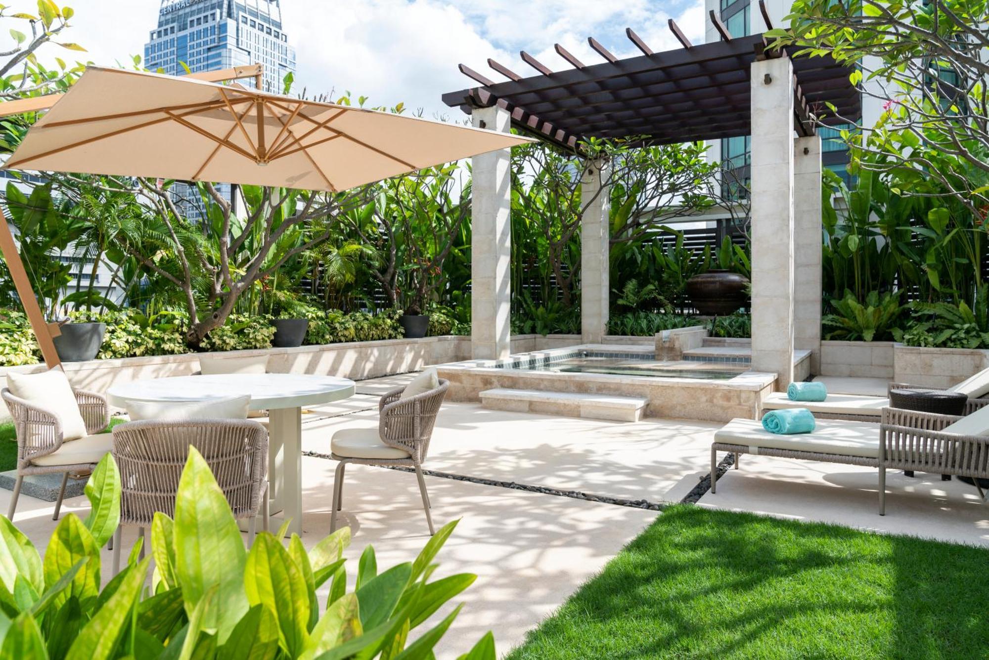 Siam Kempinski Hotel Bangkok Exterior photo The Park, Bangkok