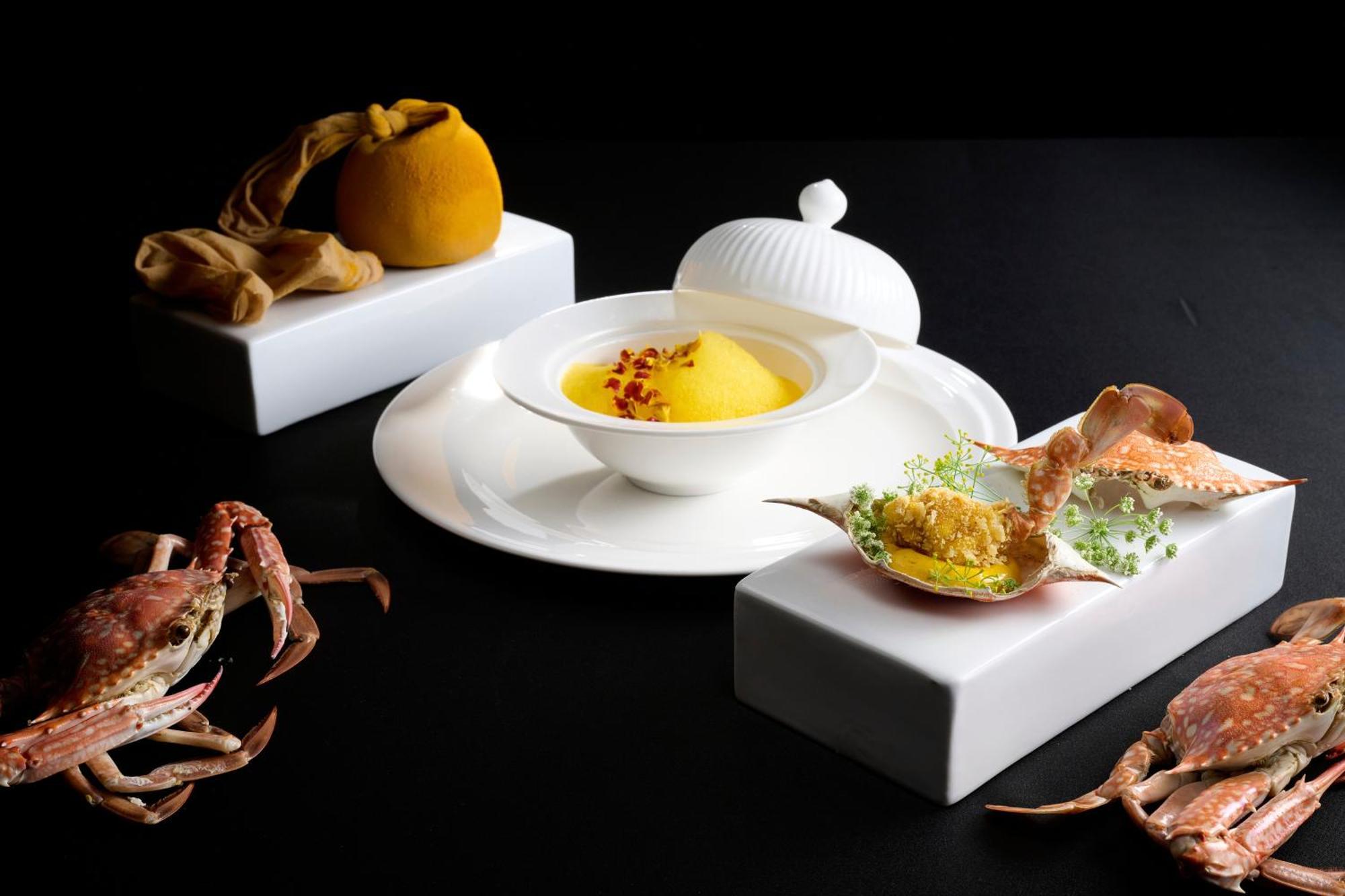 Siam Kempinski Hotel Bangkok Exterior photo A crab dish at the restaurant