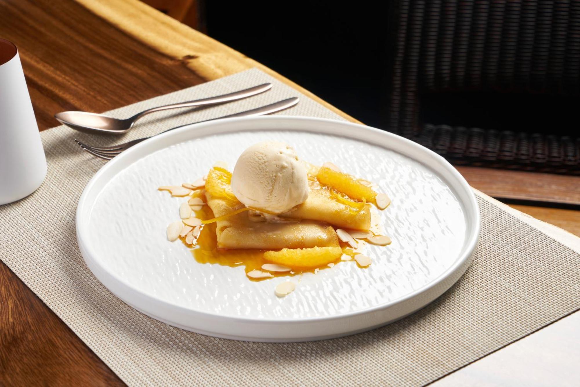 Siam Kempinski Hotel Bangkok Exterior photo A dessert
